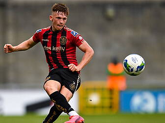 Lyons signs | Bohemians right-...